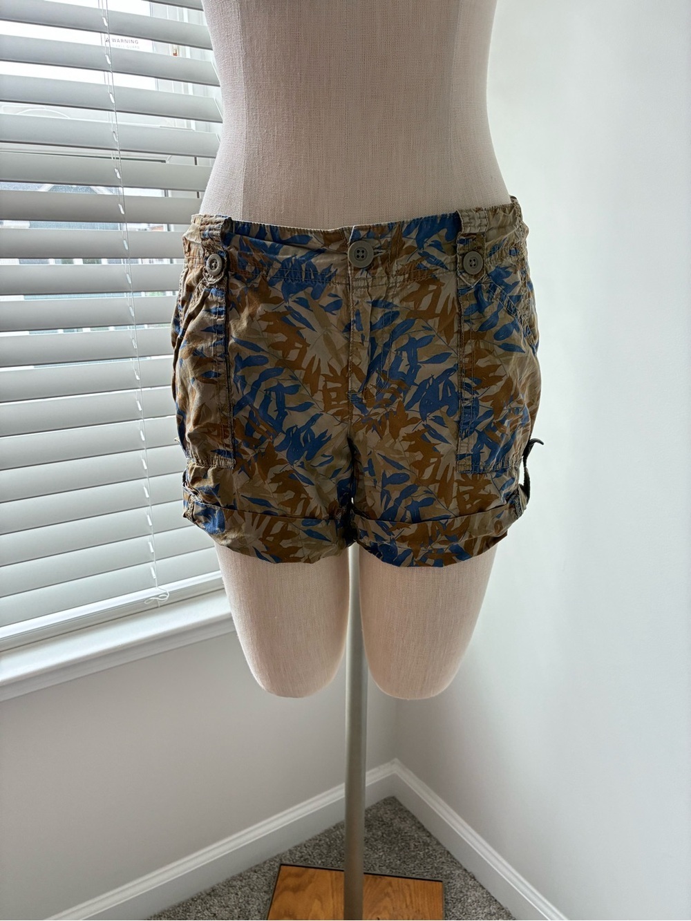 VTG Old Navy Women's Ultra Low Waist Camo Floral Shorts